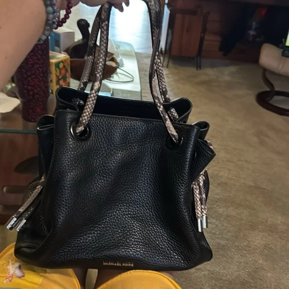Michael Kors Black Shoulder Bag with Textured Leather - Picture 3 of 3